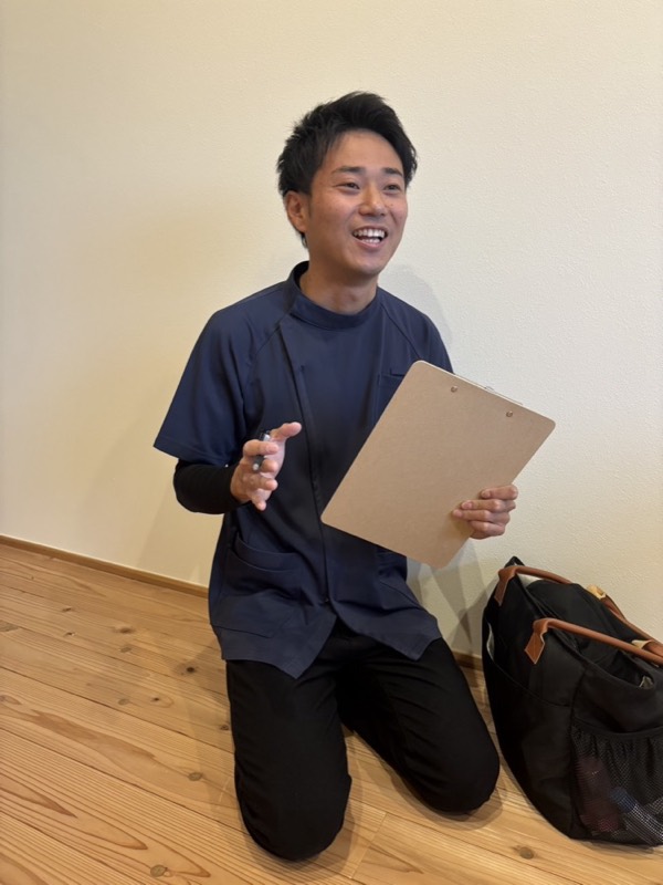 笑顔でホームケアを説明する安井先生